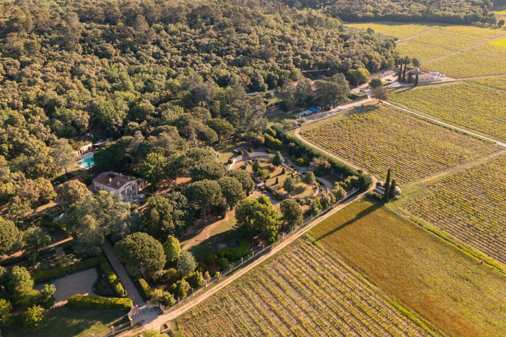 Vue aérienne du Château Gasqui, de ses vignes et de ses forêts